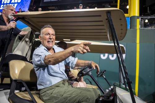 Bruce-Springsteen-ofrece-una-oracion-tras-el-tiroteo-en-la-Cena-de-Corresponsales-de-la-Casa-Blanca