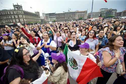 BTS-saluda-a-sus-fans-desde-un-balcon-de-Palacio-Nacional-acompanado-por-Claudia-Sheinbaum