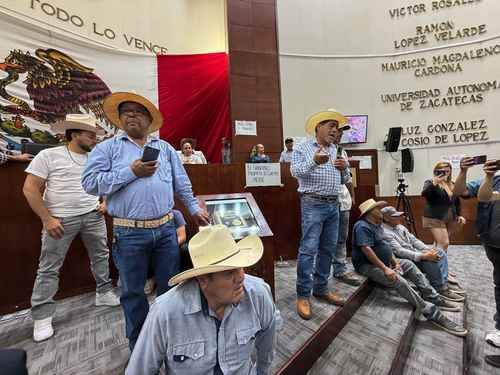 Productores-de-frijol-toman-la-tribuna-del-Congreso-de-Zacatecas-y-mantienen-planton